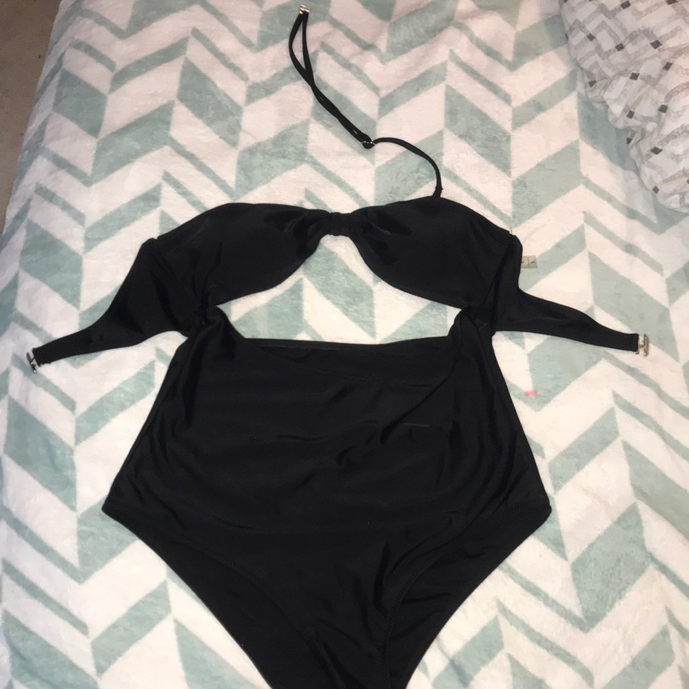 cute black one piece!!
